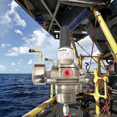 Regolatore di gas Fisher con corpo in acciaio inossidabile e pressione di entrata di 250 psi per applicazioni offshore